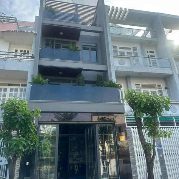 NHÀ PHỐ THIẾT KẾ PHONG CÁCH LUXURY KDC PHÚ THUẬN, QUẬN 7
