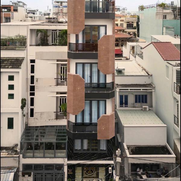 Mt đường số 6 Tầng có thang máy giá 17tỷ5