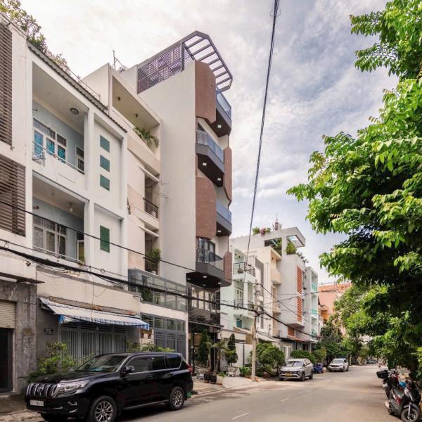 Mt đường số 6 Tầng có thang máy giá 17tỷ5