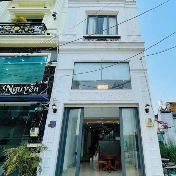 1 trệt lửng 2 lầu sân thượng giá 6tỷ8