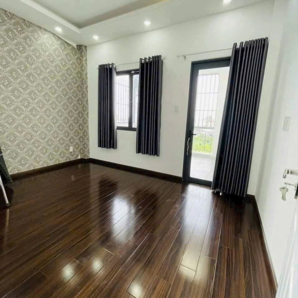 1 trệt lửng 2 lầu sân thượng giá 6tỷ8