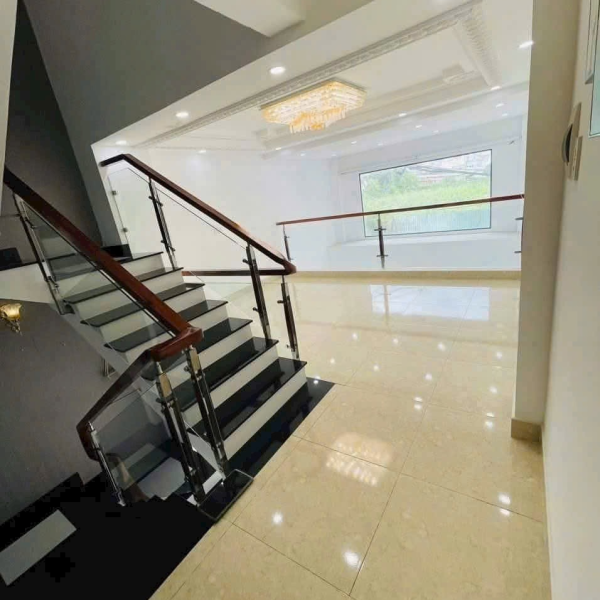 1 trệt lửng 2 lầu sân thượng giá 6tỷ8