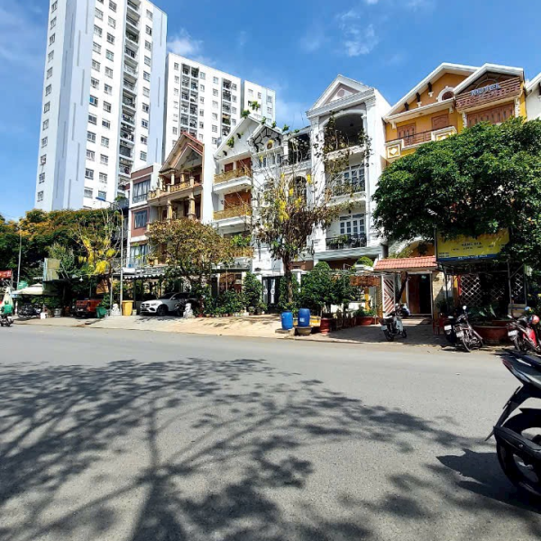 8x18,5 3 tầng áp mái đường 30m chỉ 24tỷ5