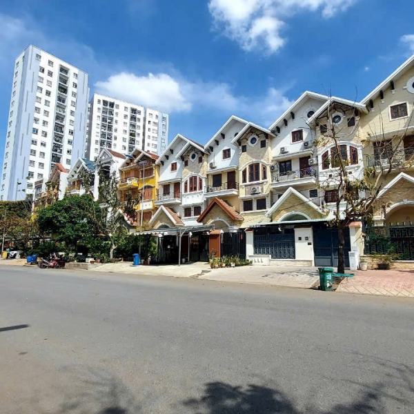 8x18,5 3 tầng áp mái đường 30m chỉ 24tỷ5