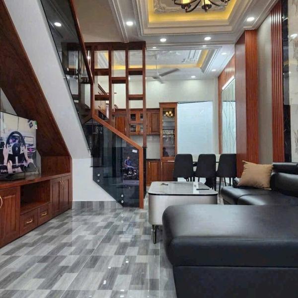 Nhà phố 3 Tầng đường xe hơi giá 6T2
