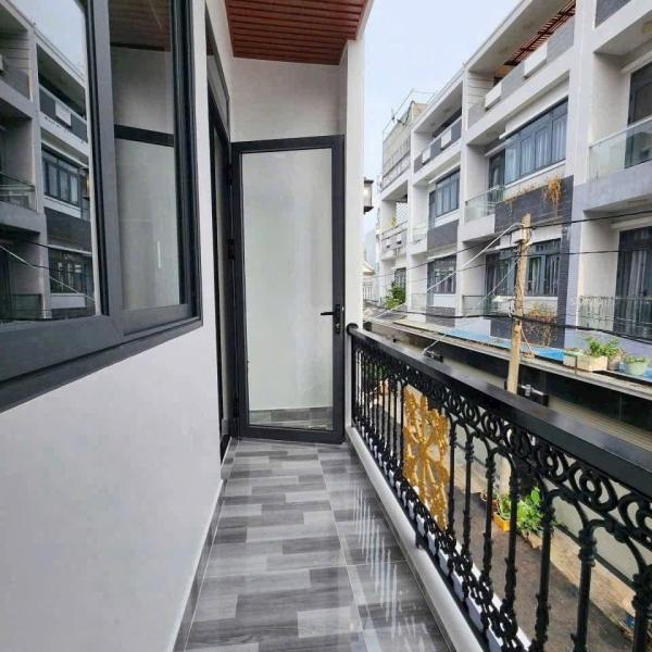 Nhà phố 3 Tầng đường xe hơi giá 6T2